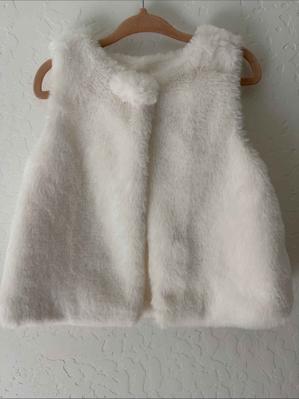 🤍 Max Studio Kids Faux Fur Vest in Soft White - Size 5